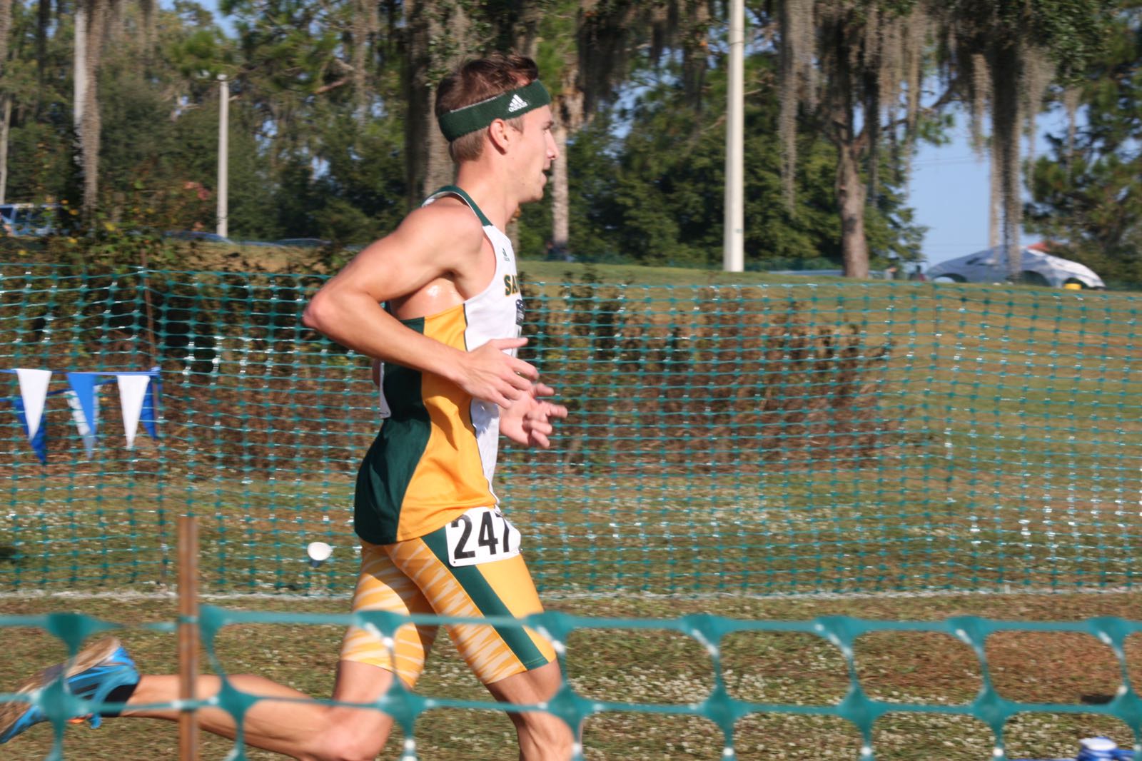 An action shot of Niclas Bez running on a track